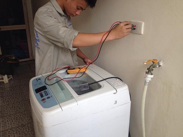 Cài nguồn điện là một trong những bước lắp máy giặt quan trọng