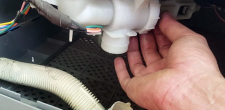 Kiểm tra van xả nước máy giặt