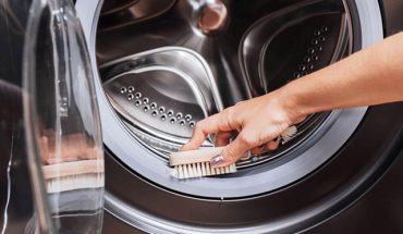 Vệ sinh, bảo dưỡng gioăng máy giặt tại nhà đơn giản với bàn chải