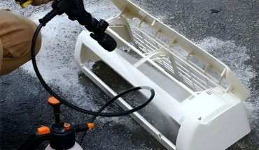 Vệ sinh vỏ ngoài của điều hòa