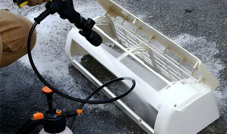 Vệ sinh vỏ ngoài của điều hòa