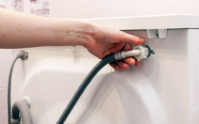 Lắp chặt ống cấp nước sau khi thay van, tránh rò rỉ