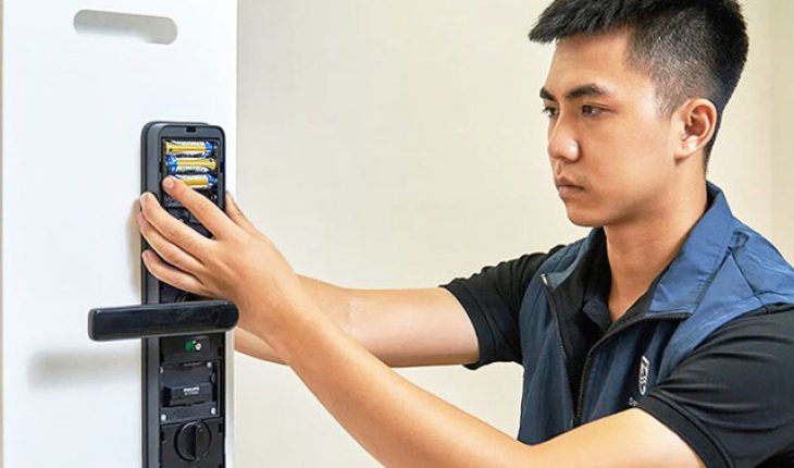 Thay pin khóa cửa vân tay Philips