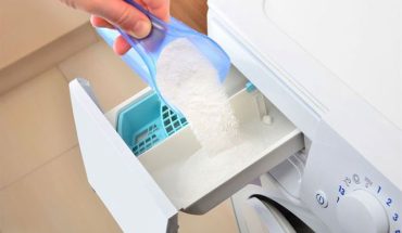 Cho bột giặt vào đúng khay đựng trong máy giặt