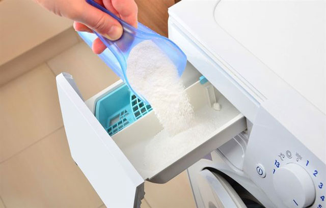 Cho bột giặt vào đúng khay đựng trong máy giặt