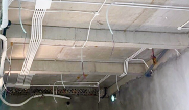 Lắp đường điện trên trần nhà vệ sinh