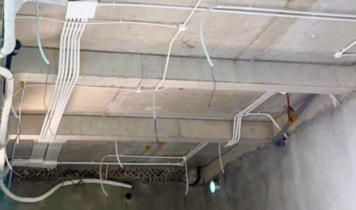 Lắp đường điện trên trần nhà vệ sinh