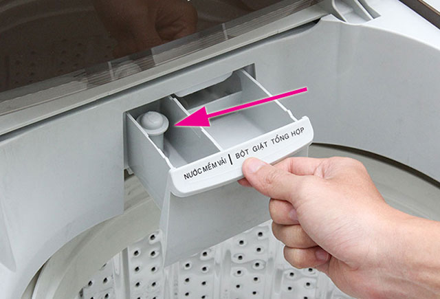 Chỉ nên đổ nước giặt, nước giả tới đúng vạch max trong ngăn máy giặt