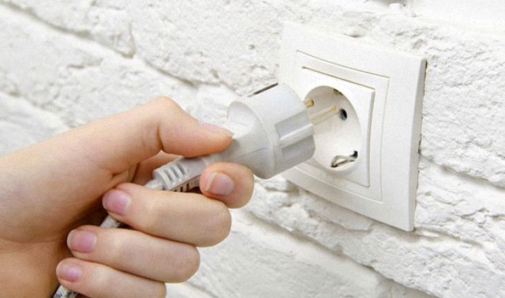 Rút nguồn điện cấp cho máy giặt LG khi đi vắng dài ngày