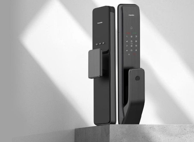 Khóa vân tay Kaadas Q3 dáng kéo đẩy hiện đại lắp thay thế ổ khóa cơ cũ trên cửa gỗ