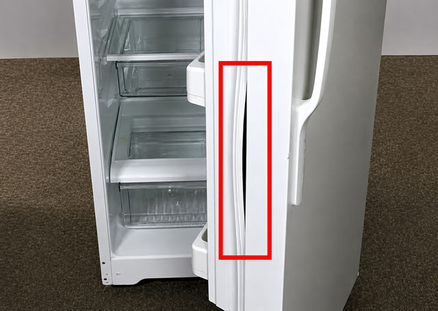Gioăng tủ lạnh bị hở do tuột khỏi rãnh lắp