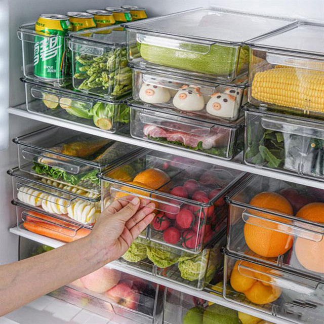 Sắp xếp thực phẩm trong tù lạnh vào các hộp kín
