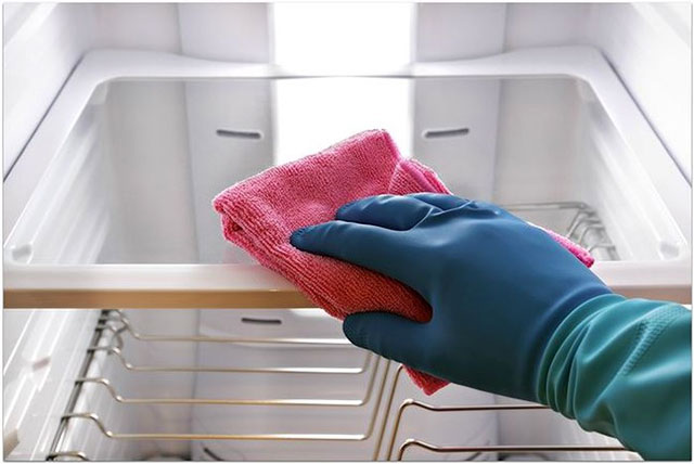 Vệ sinh tủ lạnh bằng khăn mềm